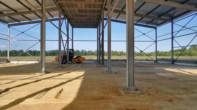 Трамбовка песка грунтовым катком. Сильная вибрация по металлоконструкциям. смотреть онлайн