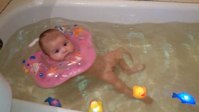 круг для купания младенцев смотреть онлайн