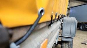 Тент на легковой прицеп с аэродинамическим скосом, крепления под экспандер цвет жёлтый .