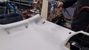 Перетяжка потолка в черный материал на VW Tuareg .