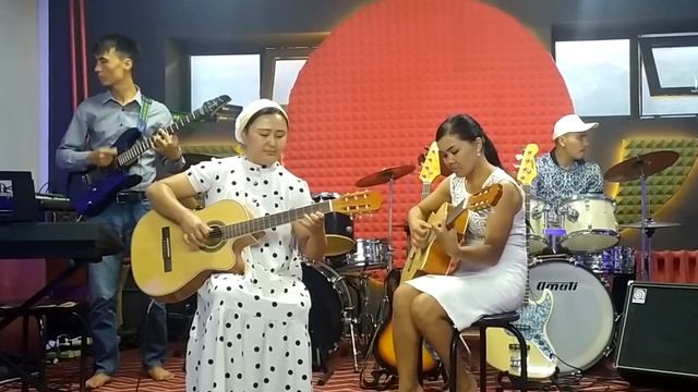 Кубинский танец - Нагима Кутубаева, Канзада Каримова, Меламан Абдикарим уулу, Баяман Парпиев смотреть онлайн