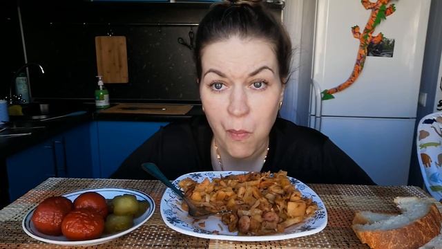 БИГУС ИЗ СВЕЖЕЙ КАПУСТЫ С СОСИСКАМИ И КАРТОШКОЙ/СОЛЕНЬЯ/MUKBANG смотреть онлайн