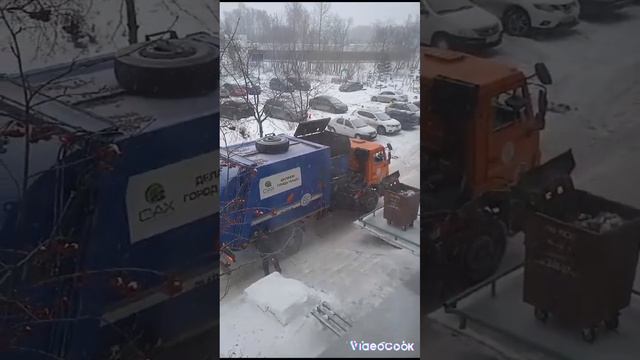 Мусоровоз KAMAZ САХ РАРЗ мк - 4554 - 04 приехал к нам забирать мусор. смотреть онлайн