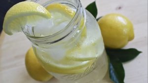 ??КАК ПРИГОТОВИТЬ ЛИМОННУЮ ВОДУ.  ГРОМАДНАЯ ПОЛЬЗА лимона и воды с лимоном