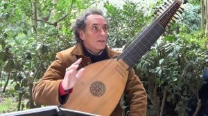 Miguel Angel играет на лютне