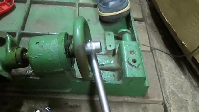 Фуговальный Д300. Прокручиваем винт регулировки приемного стола смотреть онлайн