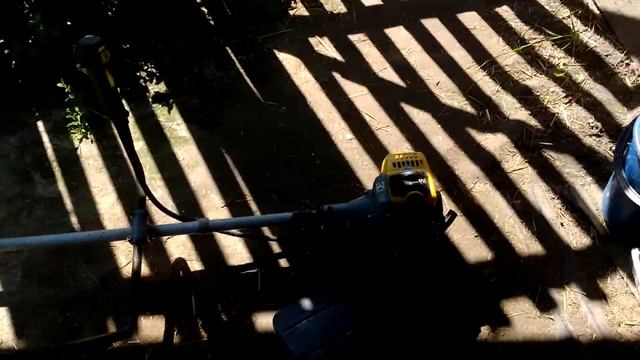 Пасём коров. Косим траву во дворе смотреть онлайн