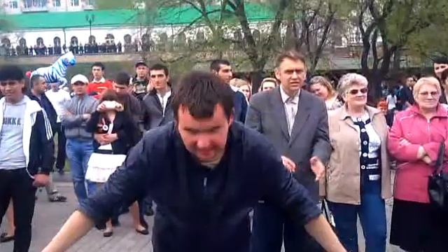 Танцор на Плотинке Г. Екатеринбург 09.05.2012 смотреть онлайн
