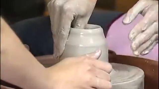 Мастер-класс по лепке горшочка на гончарном круге.mp4 смотреть онлайн