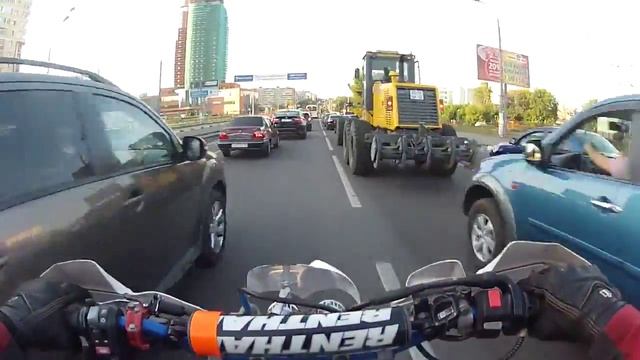 Превосходство эндуро над спортом в городе Yamaha ttr 250 vs Yamaha R1 смотреть онлайн