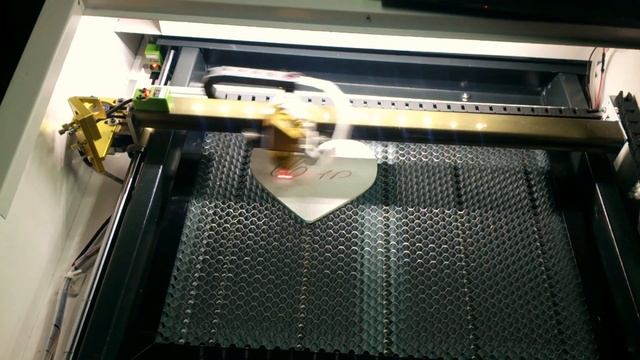 Гравировка инициалов на деревянном изделии смотреть онлайн