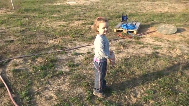 Загородный Участок машина и прицеп Живем в палатке с детьми Дети играют на улице 2 видео