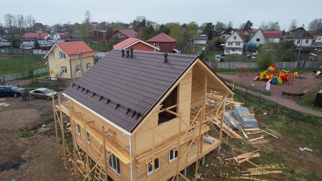 Экстерьер с высоты: брусовой дом 9x9 с каркасной мансардой D81 в 1.5 этажа и окрестности Н. Сойкино смотреть онлайн