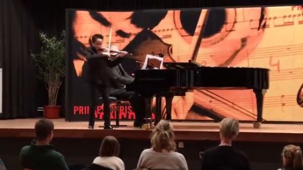 Enzo speelt Kállai Kettős van Kodály Zoltán