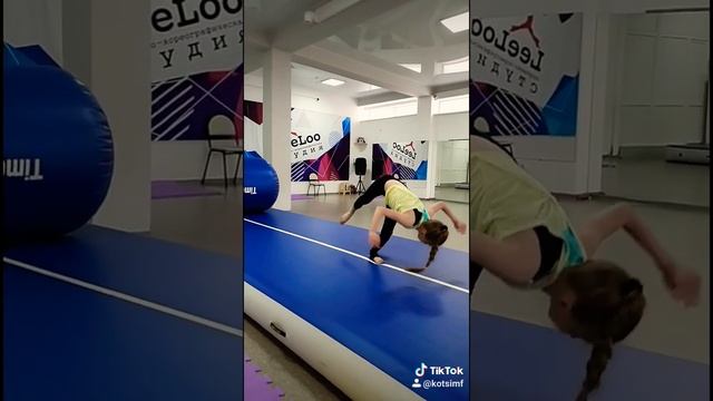 Акробатика - маховое сальто или колесо без рук, на одну ногу (flywheel) смотреть онлайн