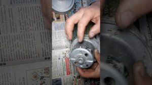 Снятие крыльчатки с двигателя пылесоса.