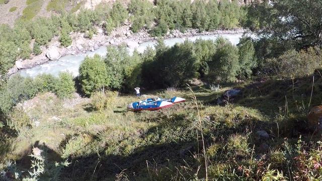 Спуск катамарана к горной реке смотреть онлайн