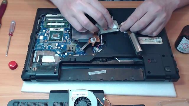 Чистка системы охлаждения Lenovo G570 (Cleaning and Disassemble Lenovo G570) смотреть онлайн