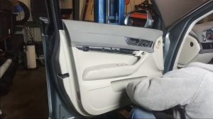 Audi A6 C6 2010 как снять переднюю обшивку двери.