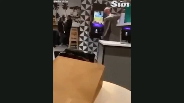 WHACKO BELL Dramatic moment Taco Bell worker POWER SLAMS raging customer who took a swing at him in смотреть онлайн