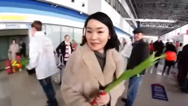 Поздравления с 8 марта в аэропорту смотреть онлайн
