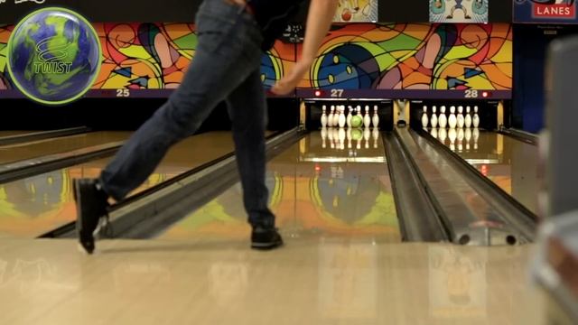 How To Choose Your First Bowling Ball | Brunswick Twist | Ideal First Ball?? смотреть онлайн