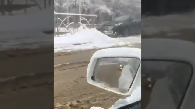 В Ставрополе дорогая иномарка застряла на пешеходном переходе смотреть онлайн