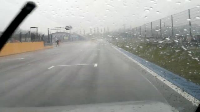 In pista con la TAZZARI ZERO смотреть онлайн