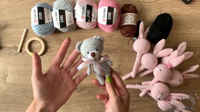 Связала много игрушек для деток. Вязаные мишки, зайчики и погремушки. смотреть онлайн
