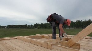 Устанавливаю коньковый прогон в одиночку (каркасник своими руками)