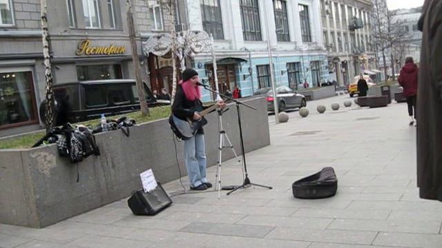 Девушка поёт про ромашки и бумашки возле Центрального Детского Мира смотреть онлайн