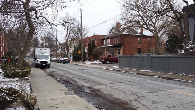Toronto Streetcar Suburb Walk - Admiring The Early 1900s Urbanity Of Annette St East Of Runnymede R смотреть онлайн