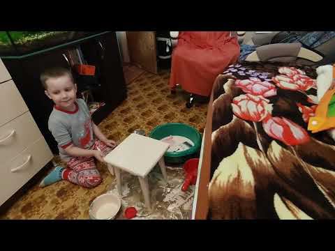 Настоящее время. Беременность 30 недель, перестановка, Лёва красит табуретку.