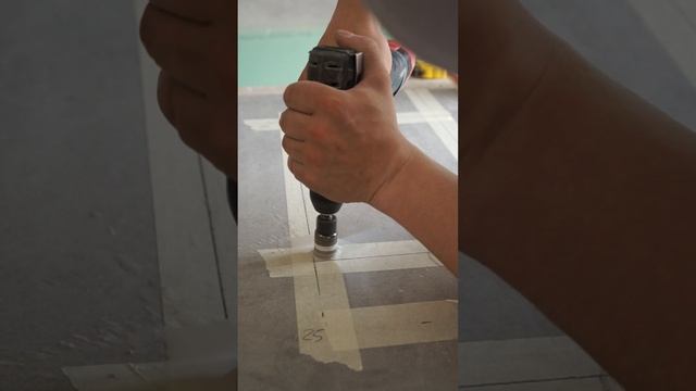 Отверстие в керамограните алмазной коронкой без центрирующего сверла и кондуктора смотреть онлайн
