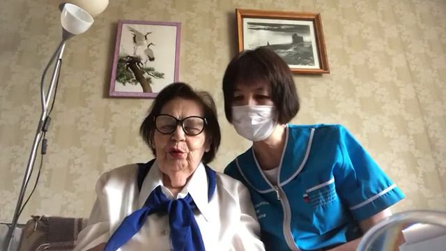 Ветеран поет "Синий платочек" смотреть онлайн