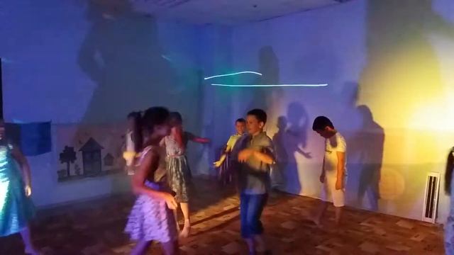 Дисковечеринка с лазерным шоу, дымом, мыльными пузырями смотреть онлайн