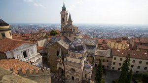 Пешеходная экскурсия по Бергамо, Италия 4K - Красивый город на севере Италии (Ломбардия) #шариклайф