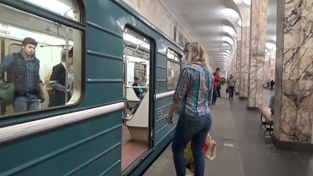 Московский Метрополитен 81-717/714 серии 8985 и 8980 на станции Автозаводская
