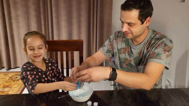 Как сделать СЛАЙМ! Делаем СЛАЙМ своими руками! How to make SLIME with your own hands! смотреть онлайн