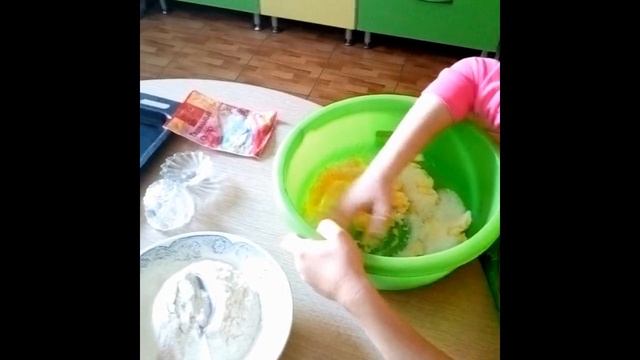 Девочка печет печенье смотреть онлайн