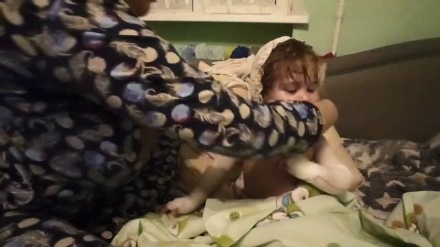 Самое скучное видео. Перевязка при буллезном эпидермолизе (синдром бабочки). Но папа помогает! смотреть онлайн