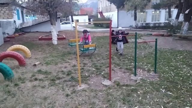 Интересные игры на детской площадке!!! #игры#юмор#смех#дети#радость#спорт#качели# смотреть онлайн