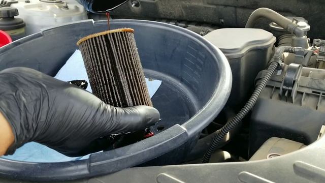 Hyundai Santa fe oil & cartridge oil filter change 3.5L V6 смотреть онлайн