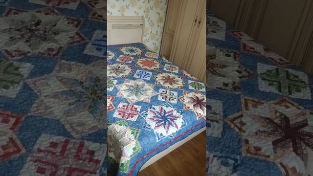 Стеганное лоскутное одеяло Калейдоскоп на кровать смотреть онлайн