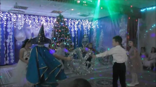 Танец с обручами "Снежная фантазия". Ведущая - Юданова Ангелина. Мы танцуем, мы играем. смотреть онлайн