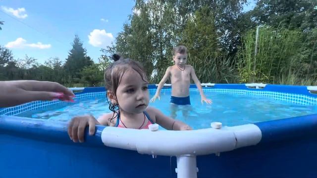 Малышка ксю плескается в бассейне #дача#бассейн#дети#москва смотреть онлайн
