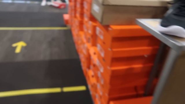 США Влог По магазинам  Ищем подарок Хочу кроссовки?