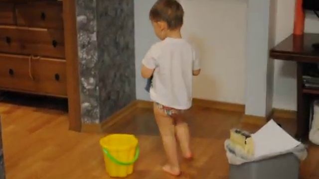 Вася моет полы