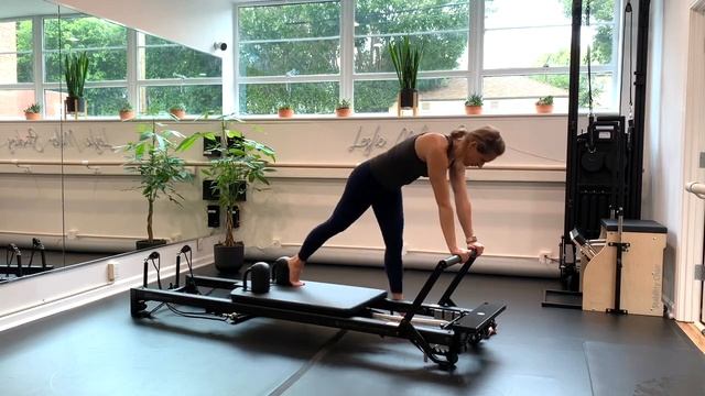 Boost Your Strength and Flexibility with a 30 Minute Pilates Reformer Session #95 смотреть онлайн