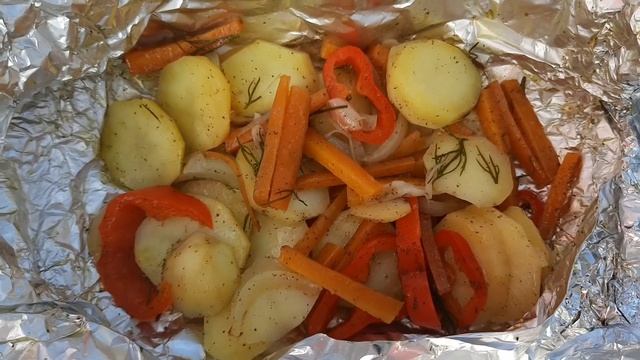 Как сделать картошку в фольге на гриле, Wie Man Kartoffeln In Alufolie Auf Dem Grill Macht
